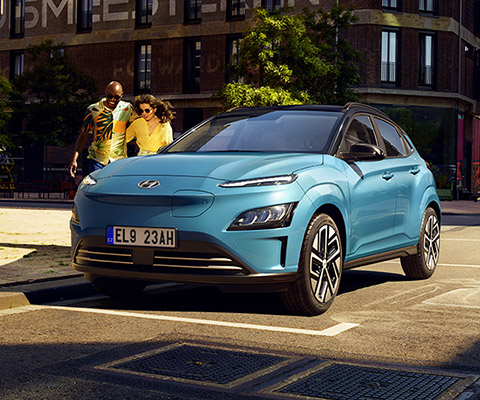 Nové kompaktní SUV Hyundai Kona Electric zaparkované na ulici.