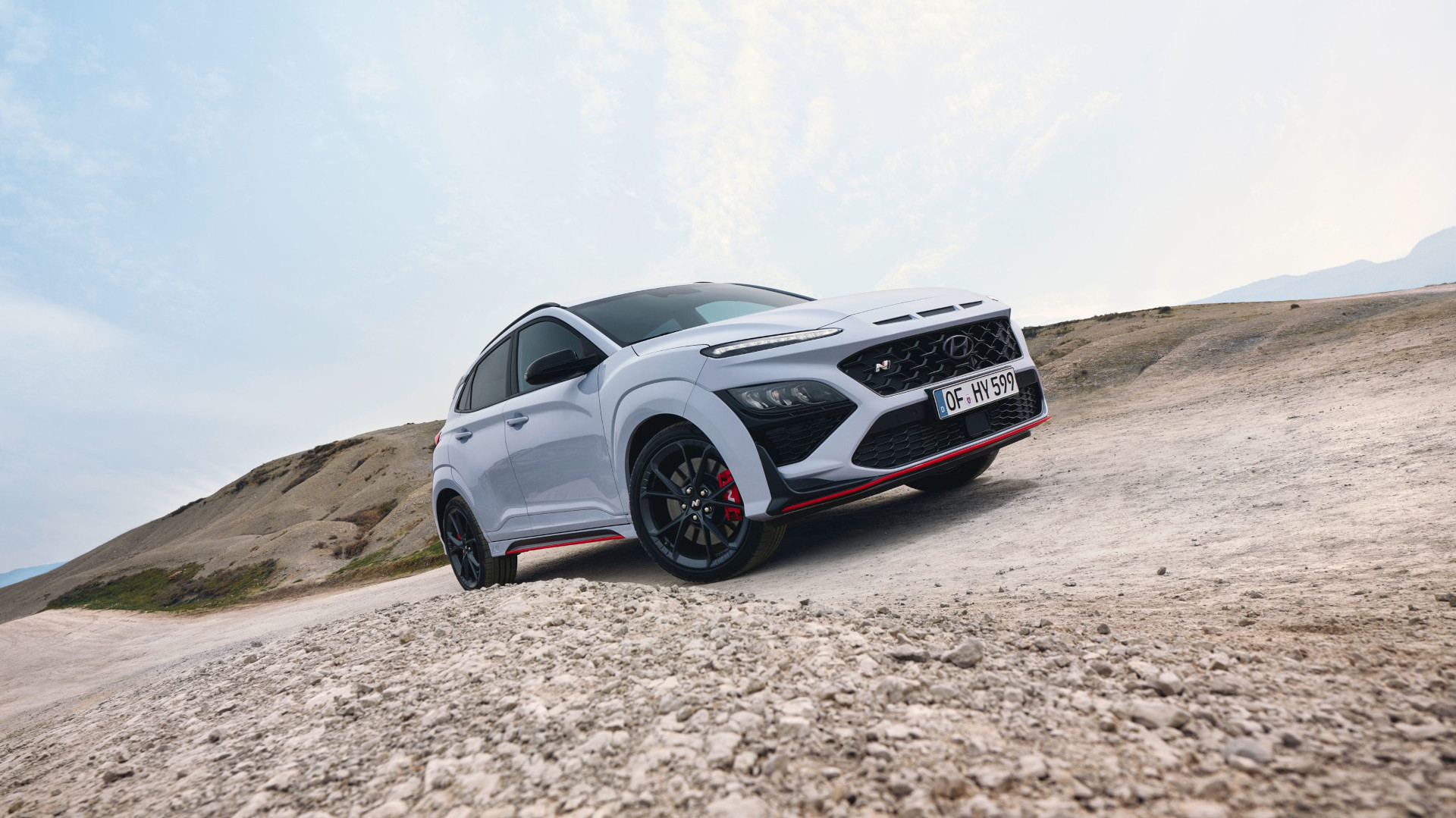 Nový Hyundai KONA N v barevném provedení Sonic Blue na štěrkové silnici.